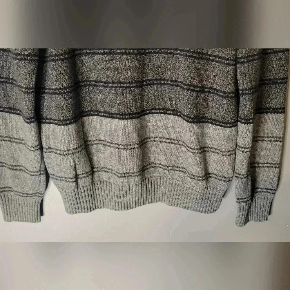 Levi's Standard fit striped sweater, crew neck, Gray, men's size medium - Picture 4 of 9